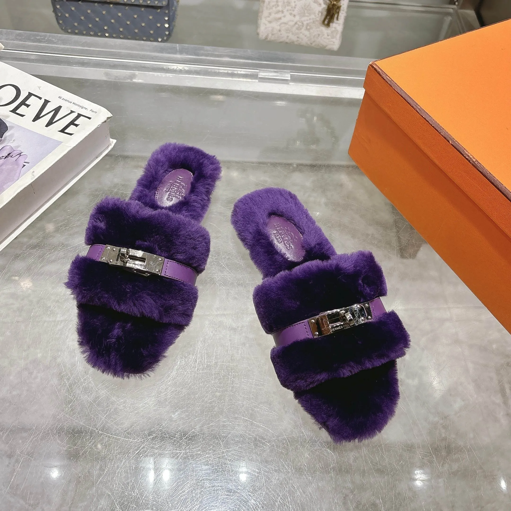 👟👟Ex-factory price 500👟👟 Purchasing agent level Hermes Hermès second uncle hair slippers are in stock all year round. 2025 new and new colors official website, Xiaohongshu synchronizes the latest color matching Hermès hot models are hot online, upgraded workmanship, high quality! Fashionable small wool H-trailers, autumn and winter style flat-soled wool mop, can be customized without standard, non-refundable and non-exchangeable. Fabric: Imported lamb's roll real wool. Lining: Imported lamb's roll real wool. Outsole: Genuine leather outsole. Size: 35-43, [Note: 41, 42, 43 customized]